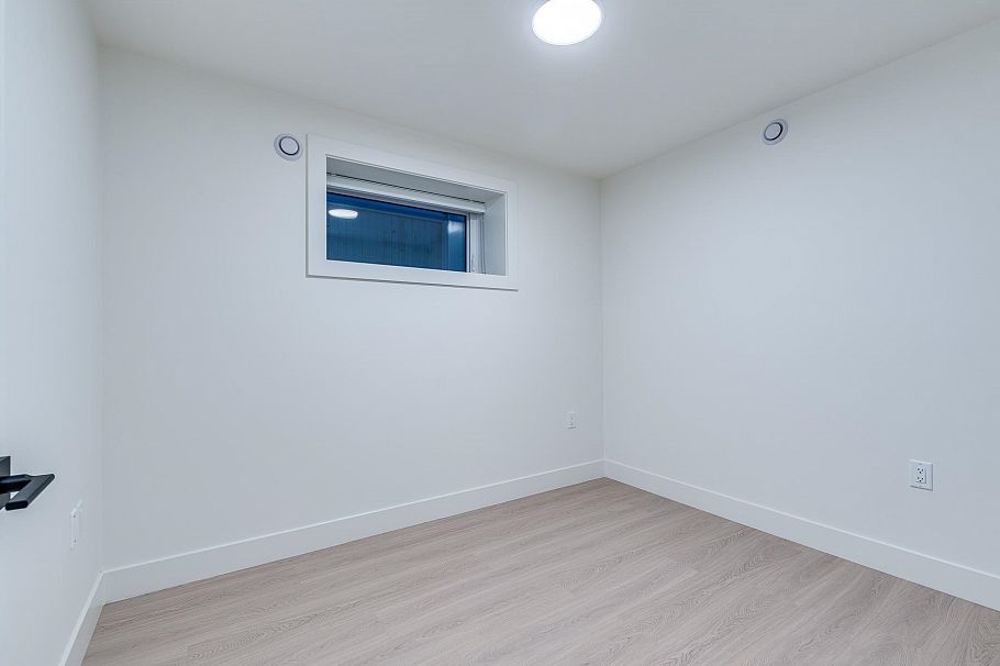 2261 E 35th Avenue Vancouver, BC - 36