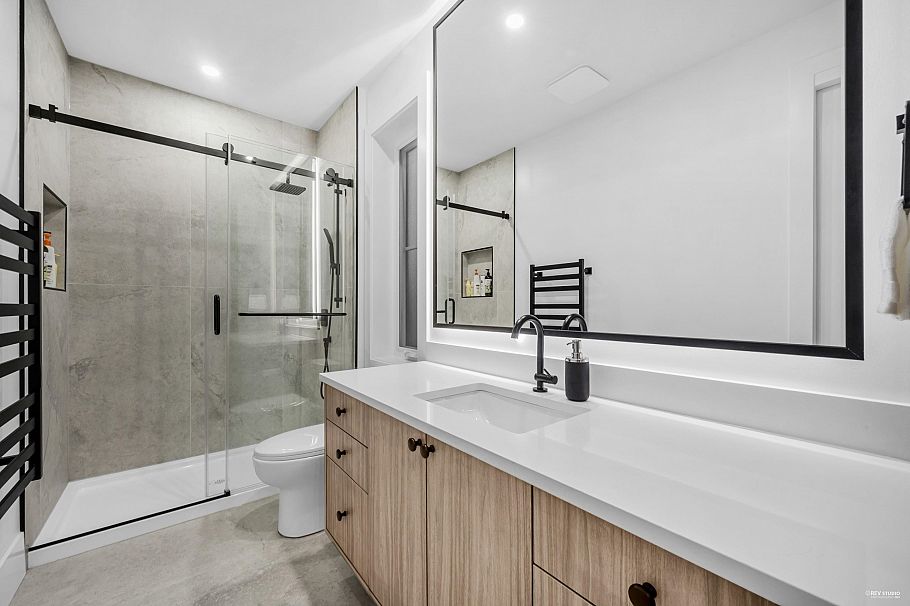 1390 Sutherland Avenue North Vancouver, BC - 24