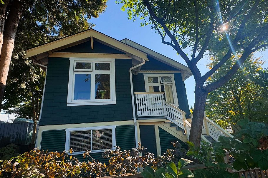 3336 E Georgia Street Vancouver, BC - 4