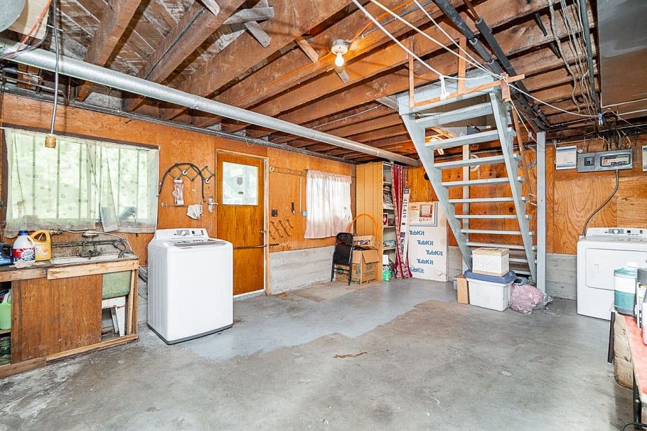 2212 Old Dollarton Road North Vancouver, BC - 33