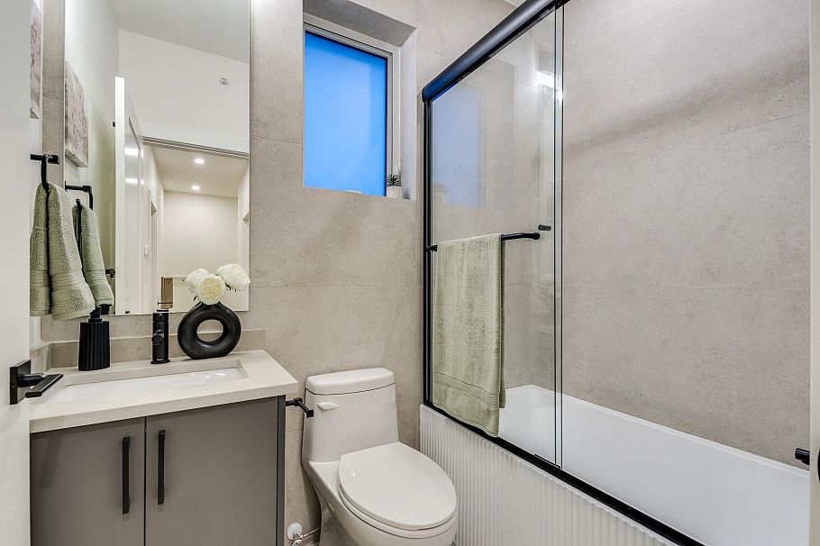 2261 E 35th Avenue Vancouver, BC - 32