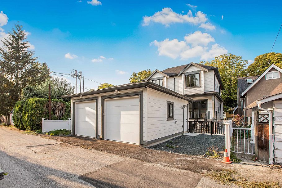 3338 W 14th Avenue Vancouver, BC - 4