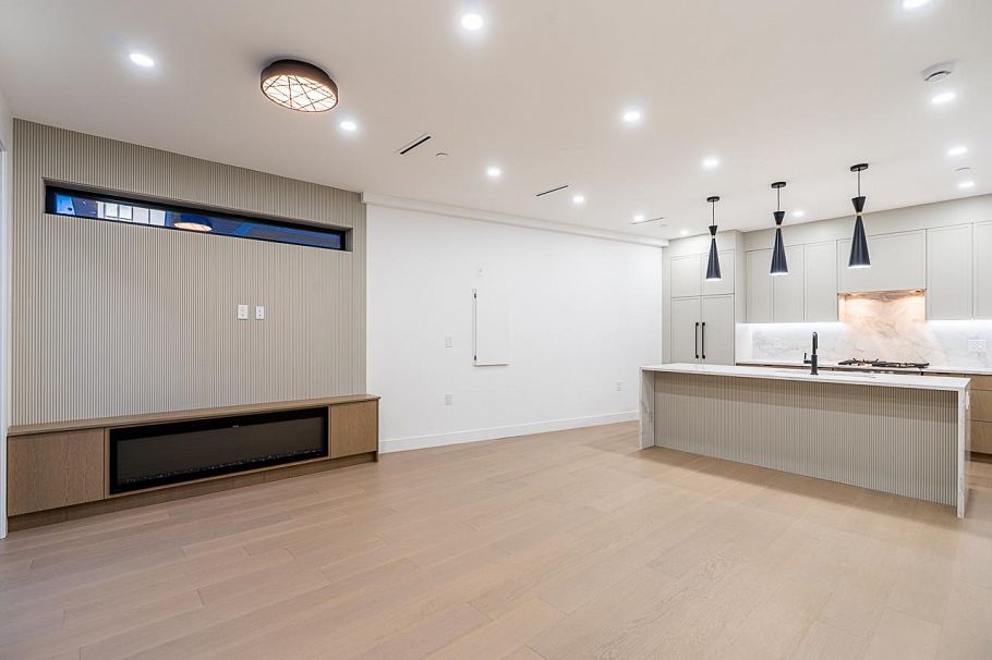 1 2282 E 8th Avenue Vancouver, BC - 5