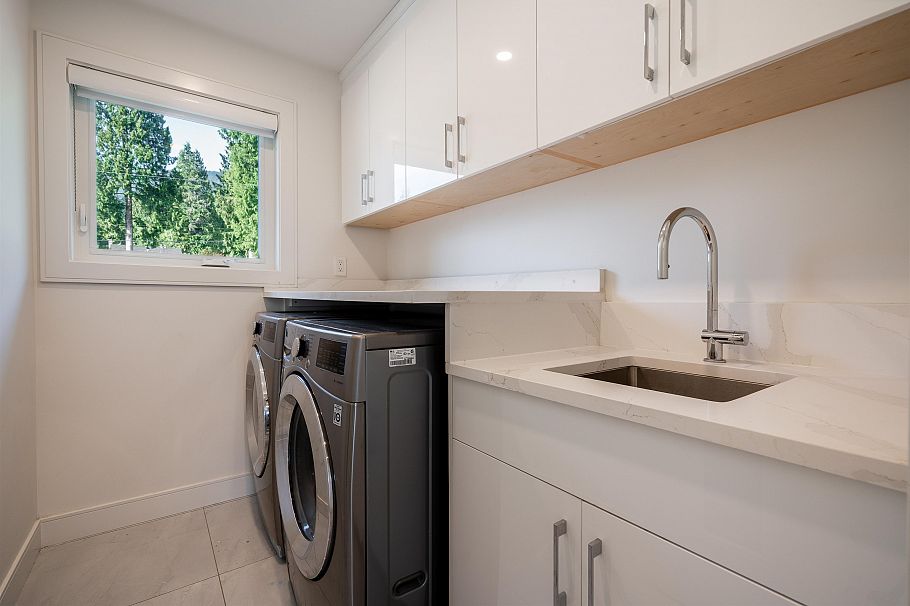 929 Canyon Boulevard North Vancouver, BC - 35