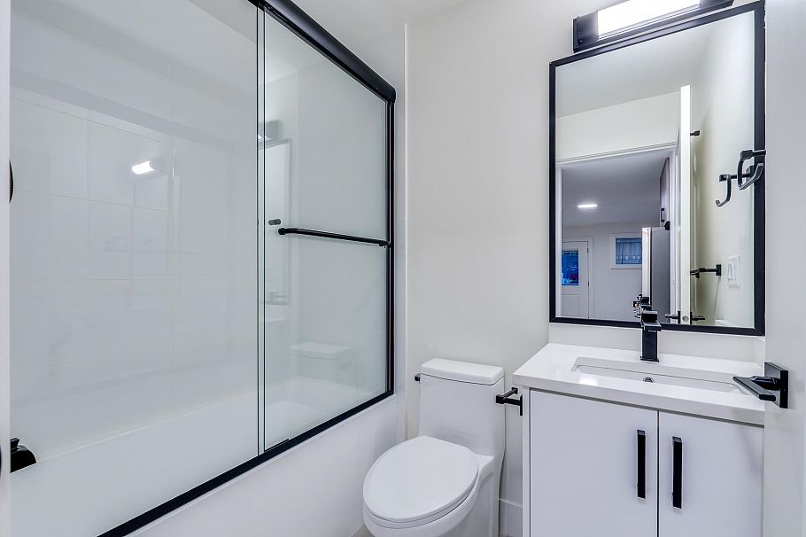 2261 E 35th Avenue Vancouver, BC - 38