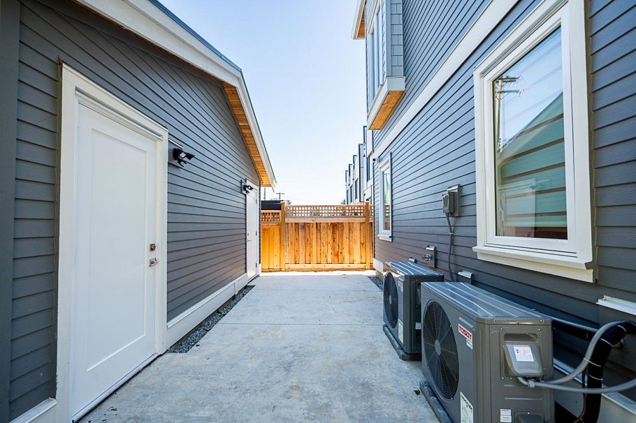 2107 E 33rd Avenue Vancouver, BC - 25