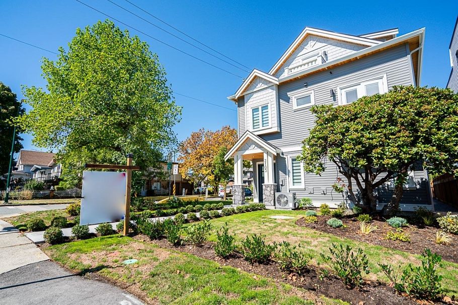 2103 E 33 Avenue Vancouver, BC - 24