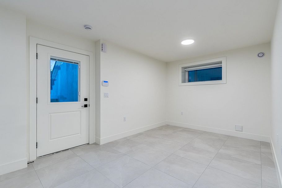 2261 E 35th Avenue Vancouver, BC - 35