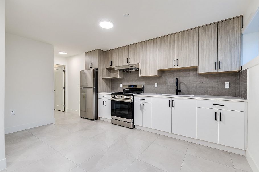 2261 E 35th Avenue Vancouver, BC - 33