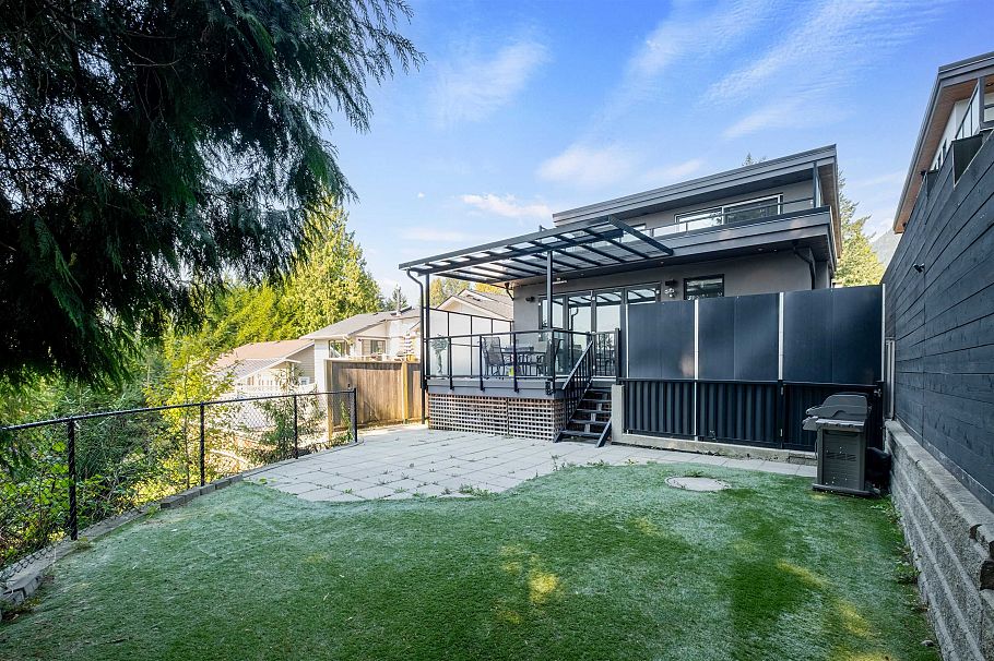 1033 Prospect Avenue North Vancouver, BC - 26