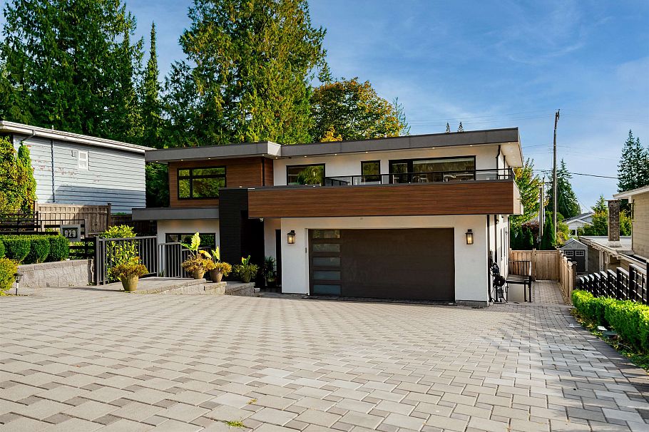 929 Canyon Boulevard North Vancouver, BC - 2