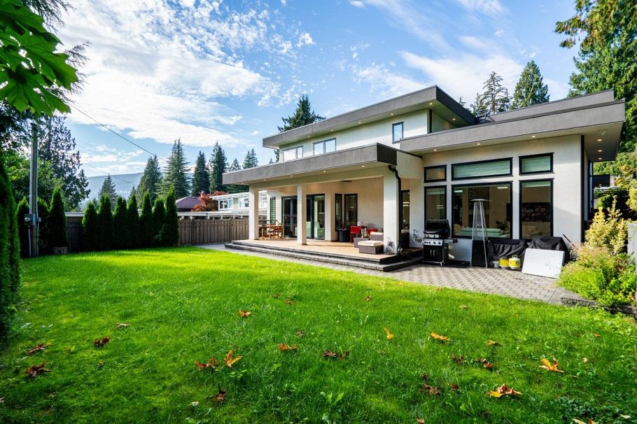 929 Canyon Boulevard North Vancouver, BC - 3