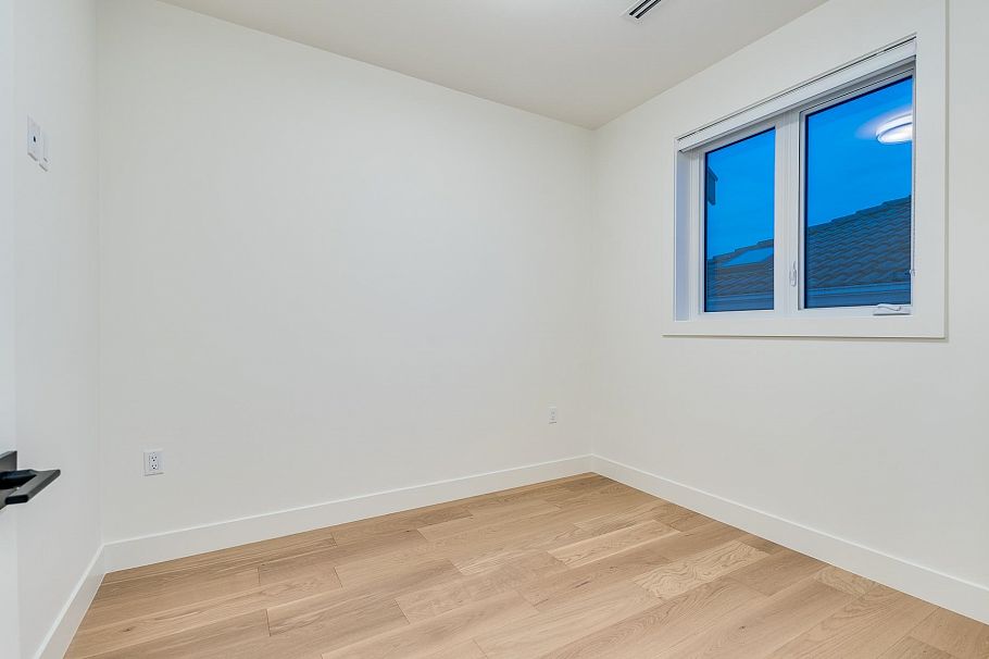 2261 E 35th Avenue Vancouver, BC - 26