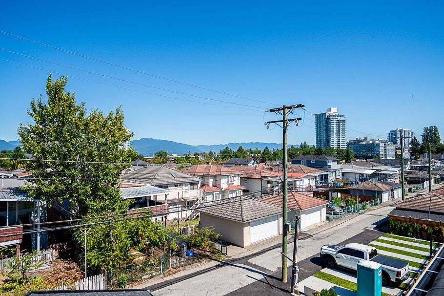 2107 E 33rd Avenue Vancouver, BC - 23