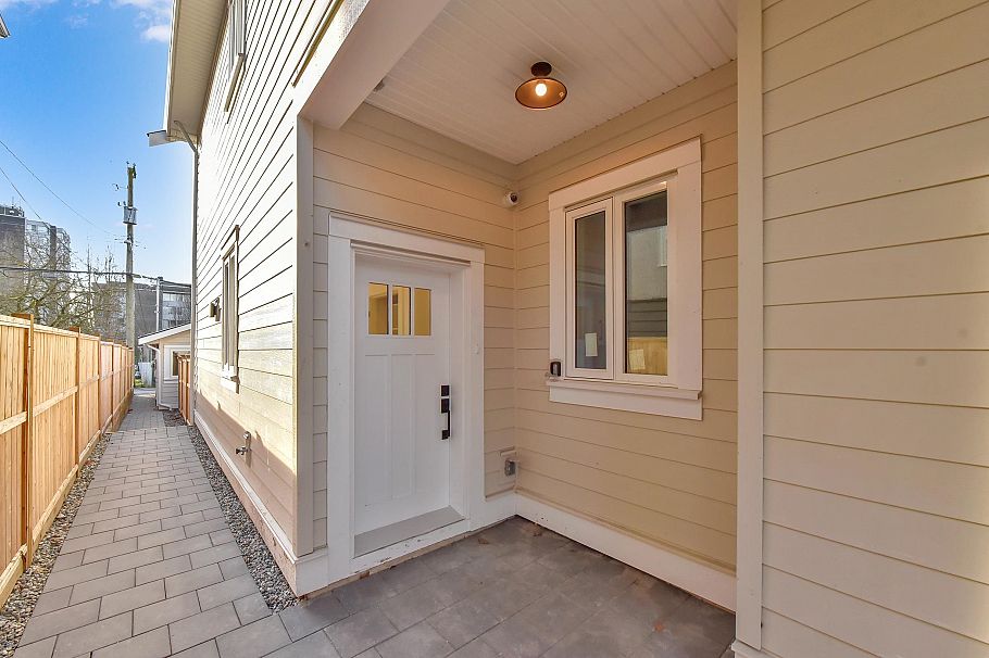 1 1436 E 1st Avenue Vancouver, BC - 40