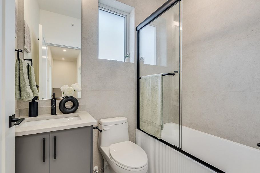 2261 E 35th Avenue Vancouver, BC - 25