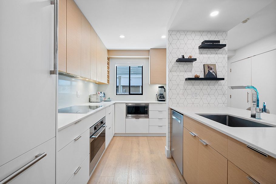 301 1350 Comox Street Vancouver, BC - 9