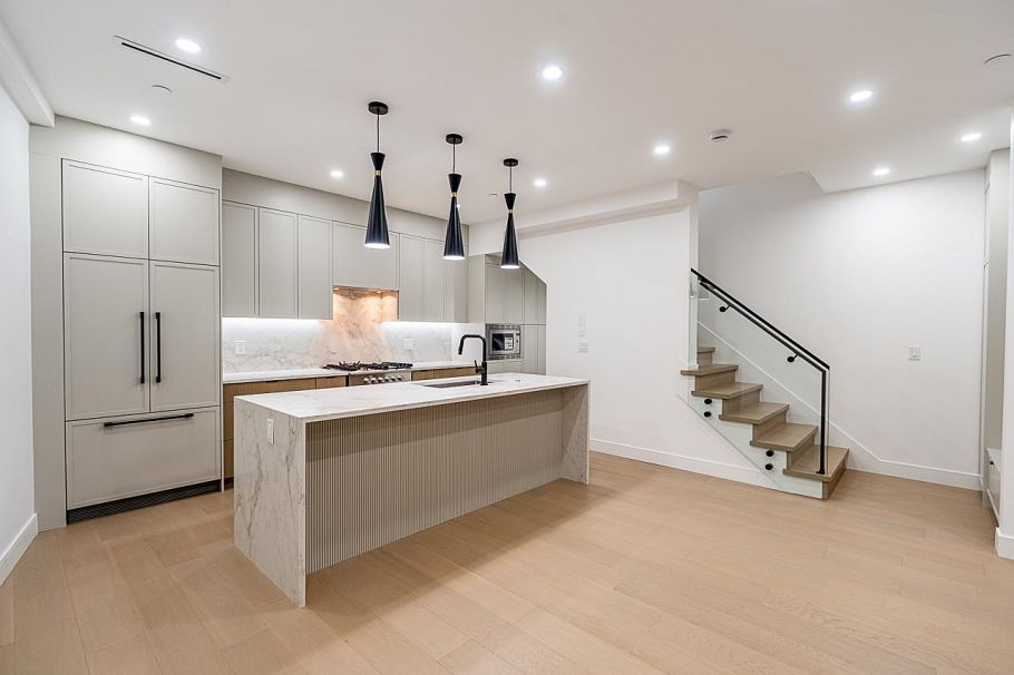 1 2282 E 8th Avenue Vancouver, BC - 9