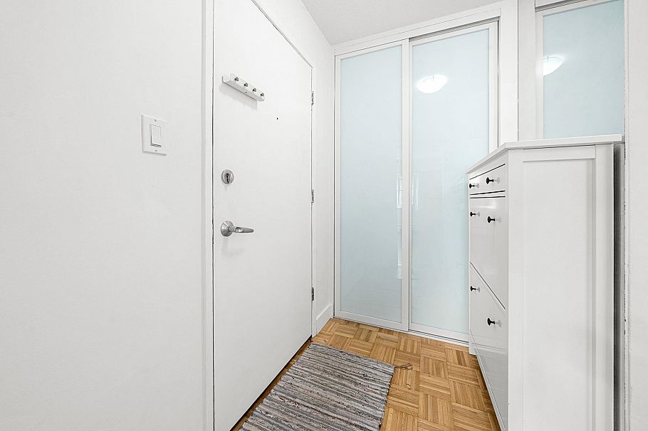 301 3680 Oak Street Vancouver, BC - 4