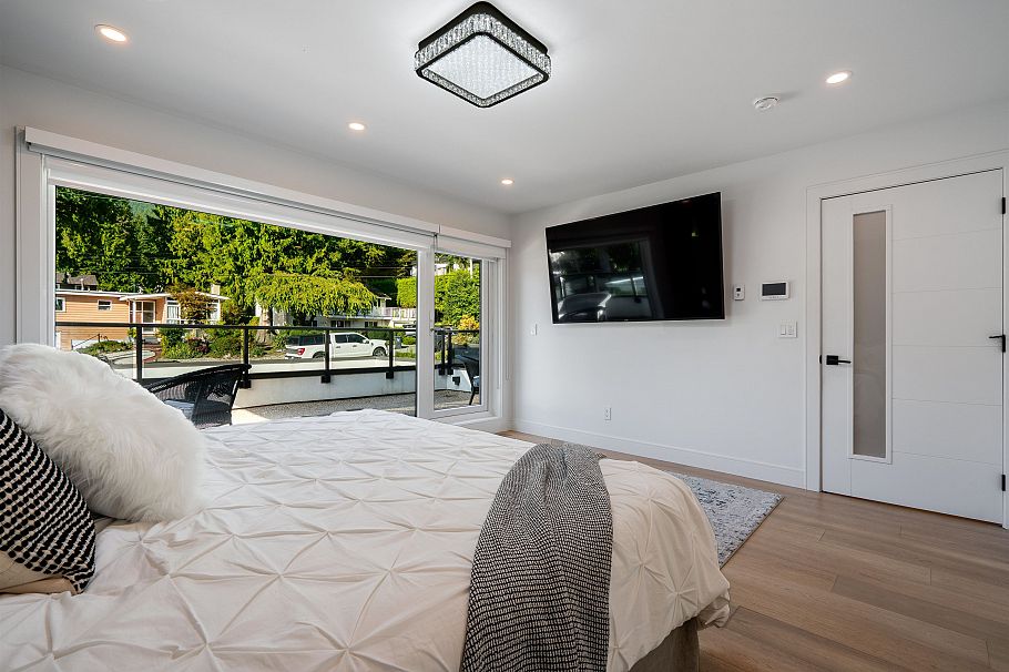 929 Canyon Boulevard North Vancouver, BC - 25