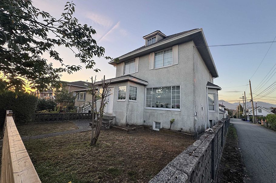 2679 E 22nd Avenue Vancouver, BC - 1