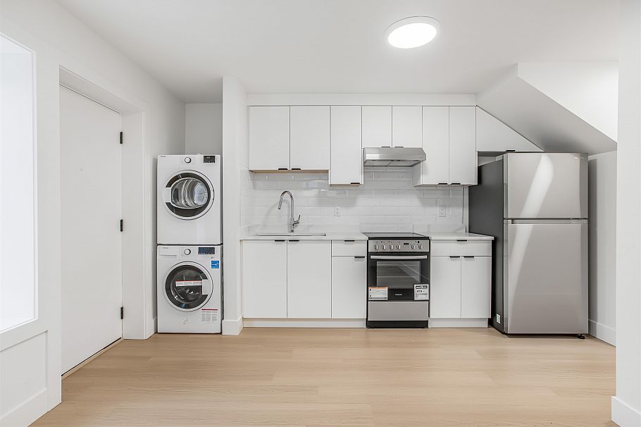 3338 W 14th Avenue Vancouver, BC - 33