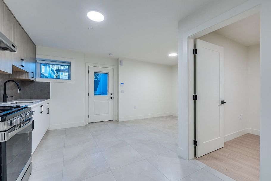 2261 E 35th Avenue Vancouver, BC - 34