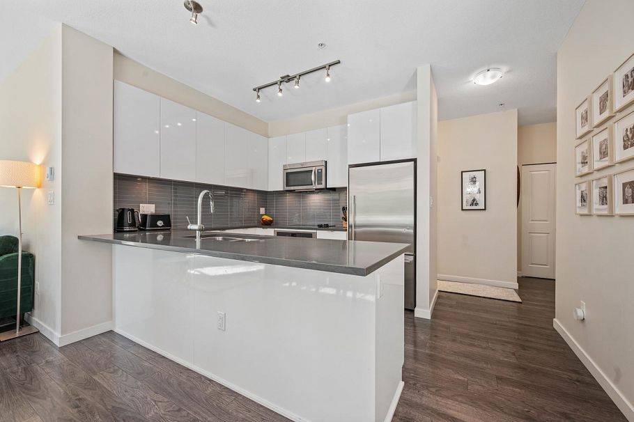 206 2665 Mountain Highway North Vancouver, BC - 10