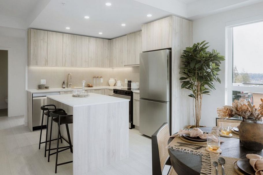 305 3594 Malsum Drive North Vancouver, BC - 3