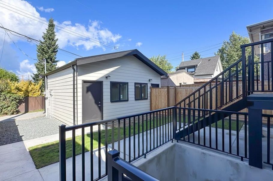 2919 Charles Street Vancouver, BC - 24