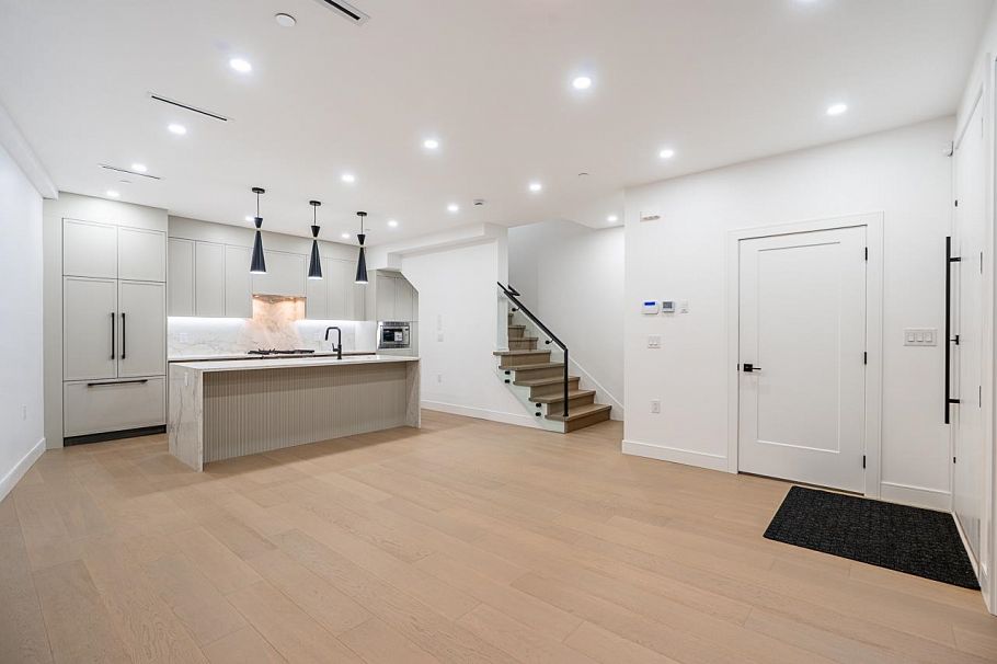 1 2282 E 8th Avenue Vancouver, BC - 4