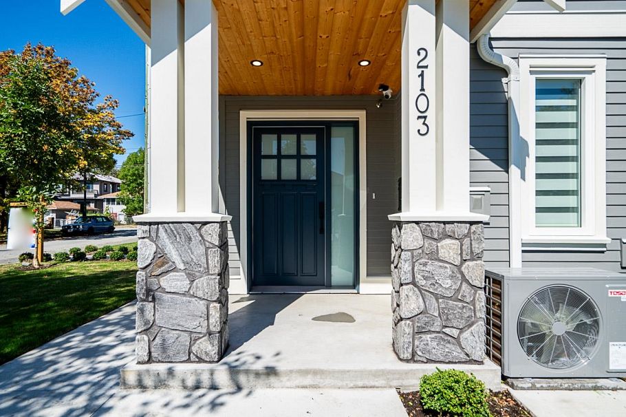 2103 E 33 Avenue Vancouver, BC - 3