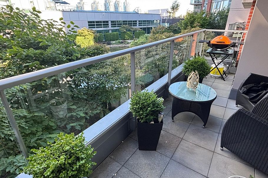 501 618 Abbott Street Vancouver, BC - 2