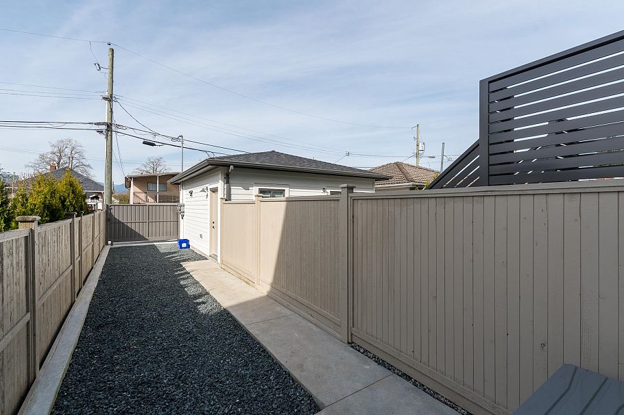 2261 E 35th Avenue Vancouver, BC - 40