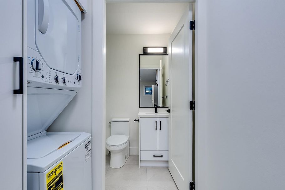 2261 E 35th Avenue Vancouver, BC - 37