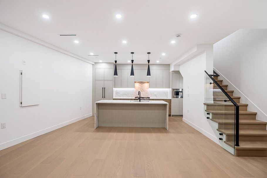 1 2282 E 8th Avenue Vancouver, BC - 3