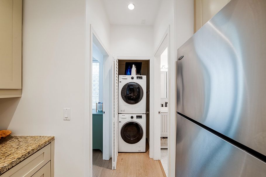 966 W 16th Avenue Vancouver, BC - 9