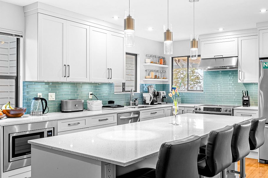 5709 Owl Court North Vancouver, BC - 2