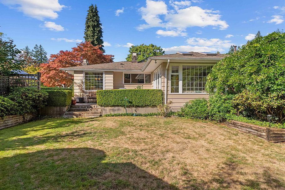 2000 Lloyd Avenue North Vancouver, BC - 21