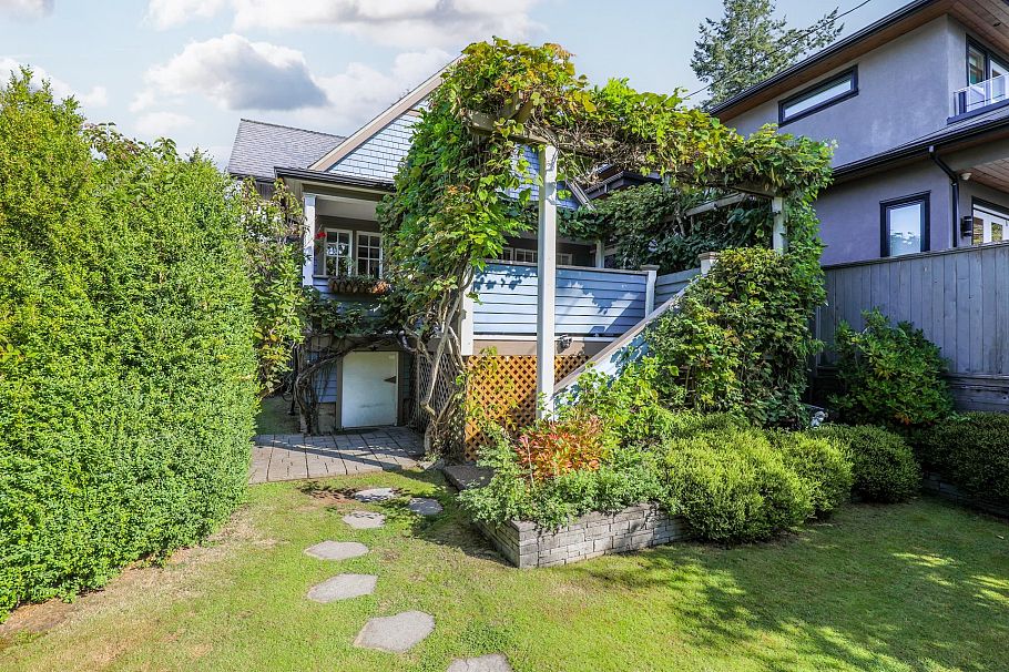 341 W 22nd Street North Vancouver, BC - 38
