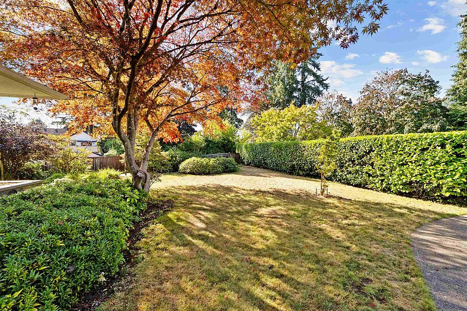 2000 Lloyd Avenue North Vancouver, BC - 26