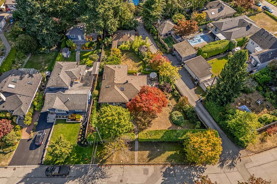 2000 Lloyd Avenue North Vancouver, BC - 28