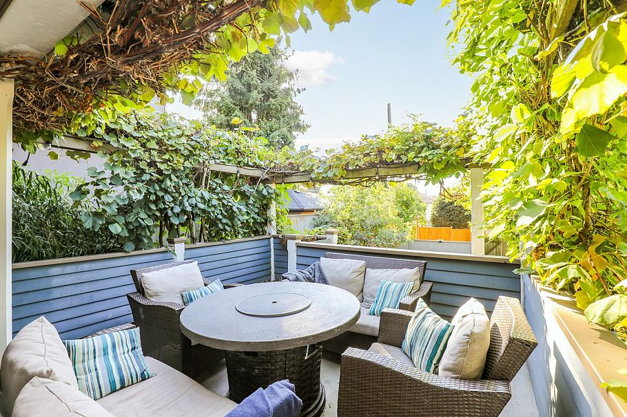 341 W 22nd Street North Vancouver, BC - 37