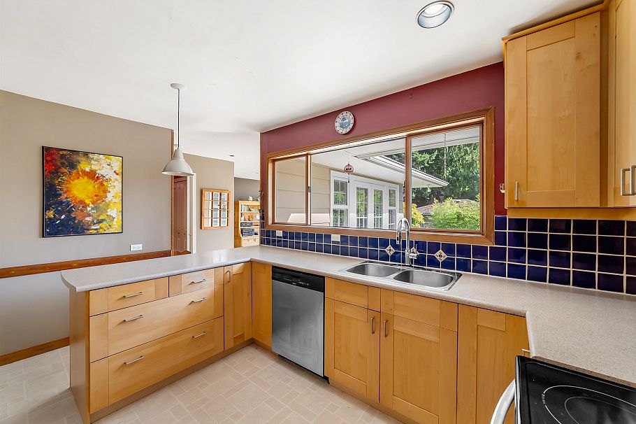 2000 Lloyd Avenue North Vancouver, BC - 11