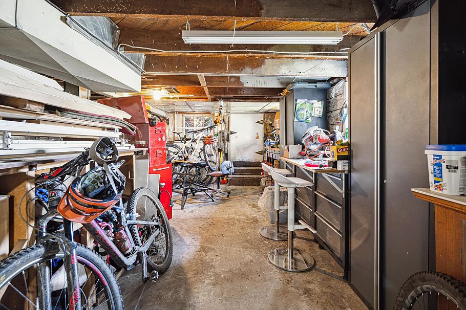 341 W 22nd Street North Vancouver, BC - 35