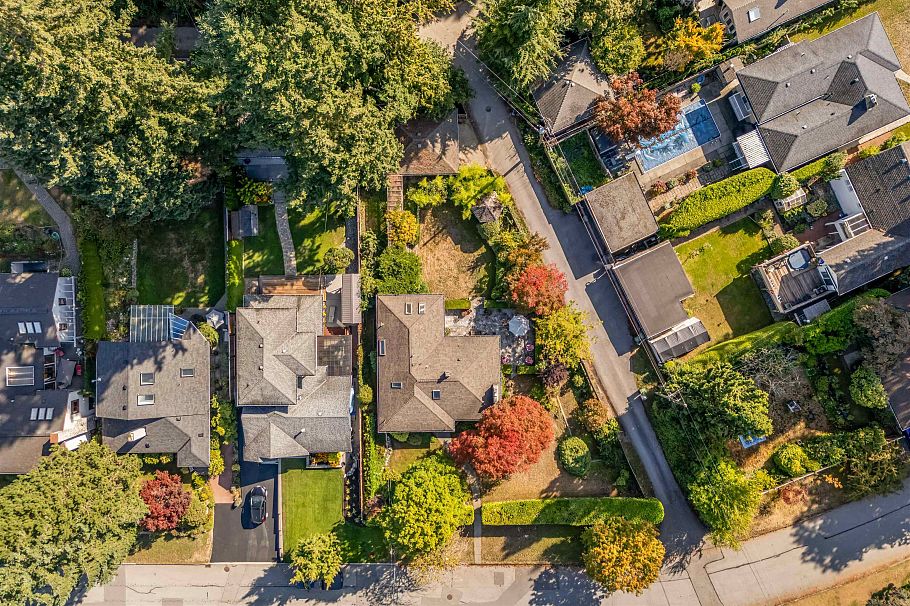 2000 Lloyd Avenue North Vancouver, BC - 29