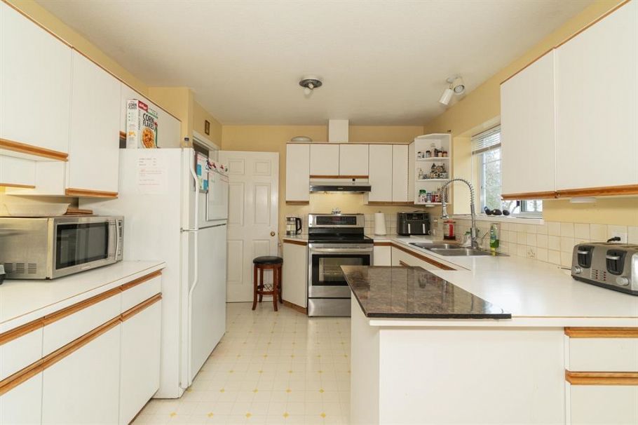 100 E Kensington Road North Vancouver, BC - 8