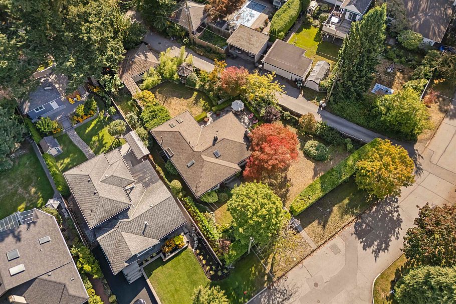 2000 Lloyd Avenue North Vancouver, BC - 30