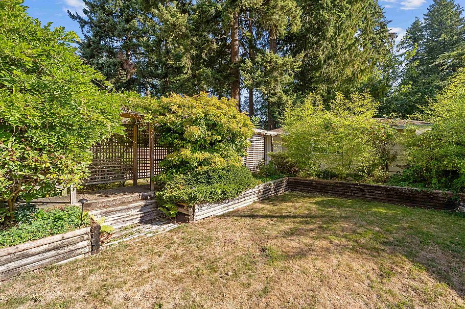 2000 Lloyd Avenue North Vancouver, BC - 25