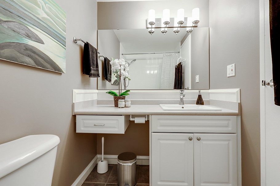 302 330 E 1st Street North Vancouver, BC - 16